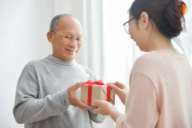 Gợi ý 19 món quà cho người lớn tuổi phù hợp và ý nghĩa nhất
