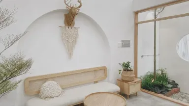 Phòng khách - Tự tay cải tạo nhà phố cũ nát với phong cách Bắc Âu kết hợp Bohemian 