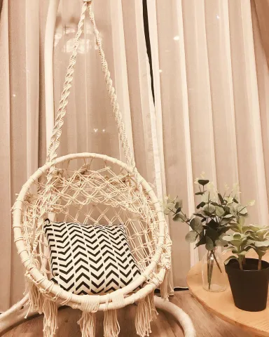 Phòng ngủ Góc thư giãn - Một căn nhà phong cách nhẹ nhàng, tràn ngập ánh sáng