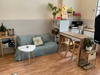 Phòng khách - Tổ ấm chỉ 27m2 nhưng vẫn tươm tất, đủ công năng 