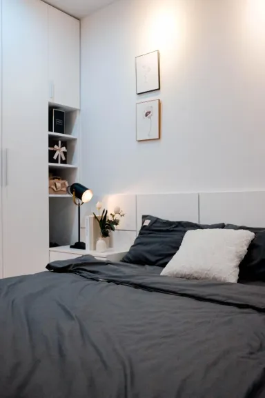 Phòng ngủ - Căn hộ phong cách Modern và Minimalist với tông trắng - đen, tranh canvas và hoa khô