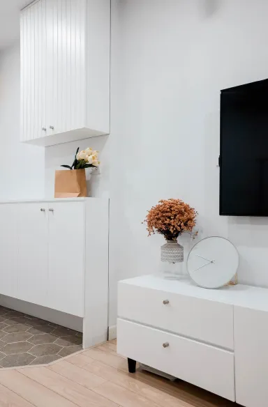 Phòng khách - Căn hộ phong cách Modern và Minimalist với tông trắng - đen, tranh canvas và hoa khô