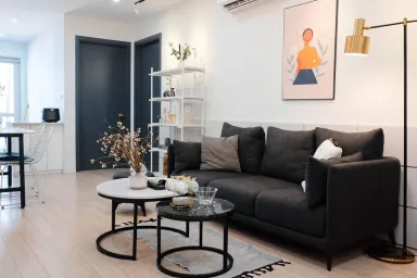 Căn hộ phong cách Modern và Minimalist với tông trắng - đen, tranh canvas và hoa khô