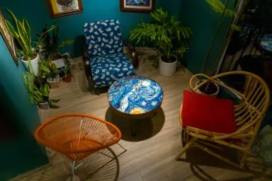 Phòng khách Phòng bếp - 16 triệu cải tạo căn phòng tập thể như phòng triển lãm nghệ thuật