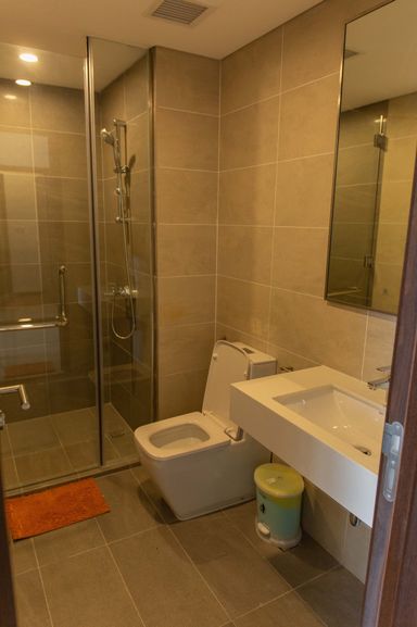 Phòng tắm - Thư thái tuyệt đối trong căn hộ màu vàng 82m2 ven sông Sài Gòn 