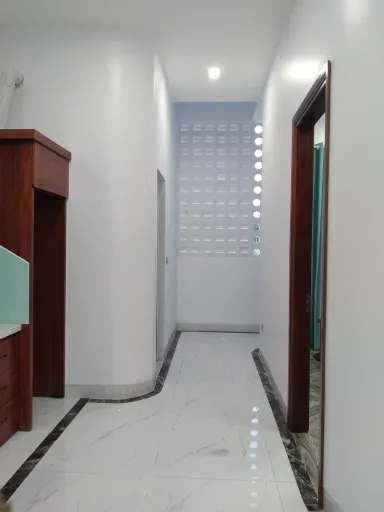 Lối vào Hành lang - Nhà phố thiết kế lạ mắt ai cũng lầm tưởng có ống khói