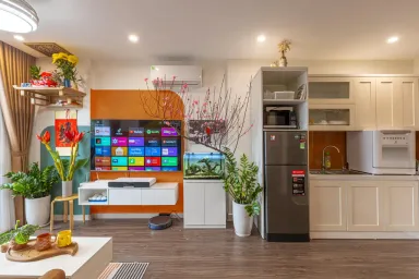 Phòng khách Phòng bếp - Căn hộ phong cách Color Block trẻ trung của chàng 8x dân tộc Sán Chay