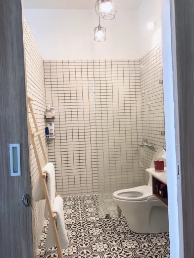 Phòng tắm - Căn hộ được cải tạo từ sân thượng nhà phố với tông màu gỗ ấm áp
