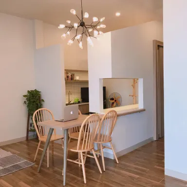 Phòng bếp Phòng ăn - Căn hộ được cải tạo từ sân thượng nhà phố với tông màu gỗ ấm áp