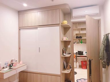  Phòng ngủ, Lối vào - Tổ ấm “màu hồng” 43m2 của vợ chồng trẻ với thiết kế hiện đại, tiện nghi 