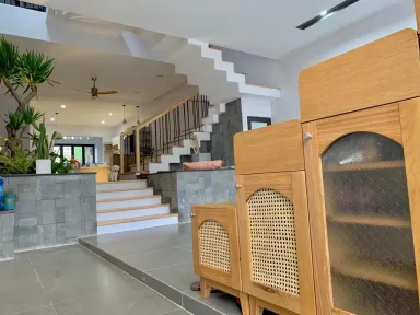 Lối vào - Nhà thoáng đãng, tươi mát nhờ trang trí nội thất với gỗ và cây xanh