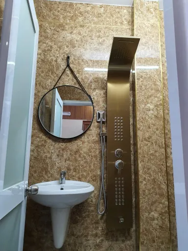 Phòng tắm - Nhà phố gam màu đất xây mái bằng hiện đại cho người mệnh Thổ