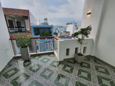 Lô gia - Nhà phố gam màu đất xây mái bằng hiện đại cho người mệnh Thổ