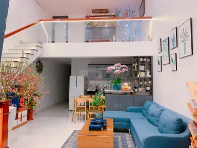 Làm nhà phố màu xanh biển với tầng lửng đủ công năng tiết kiệm chi phi
