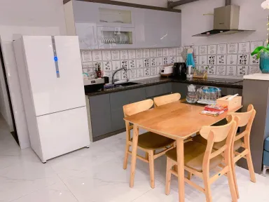 Phòng bếp - Làm nhà phố màu xanh biển với tầng lửng đủ công năng tiết kiệm chi phi