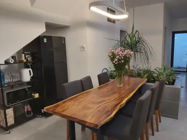 Phòng bếp Phòng ăn - Nhà phố có 5 sân, thiết kế nội thất tối giản gần gũi thiên nhiên