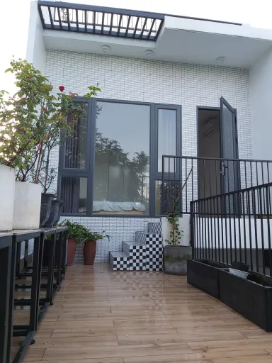 Lối vào Mặt tiền Lô gia - Nhà phố có 5 sân, thiết kế nội thất tối giản gần gũi thiên nhiên