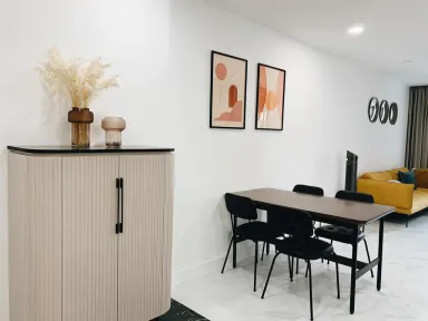 Phòng khách Phòng bếp Lối vào - Căn hộ với ý tưởng thiết kế nội thất để giúp nhà sáng và rộng hơn