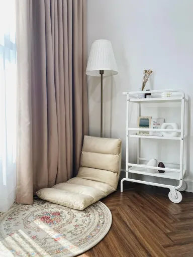Phòng ngủ Góc thư giãn - Căn hộ 106m2 được phối màu nội thất nâu - trắng trang nhã mà hiện đại