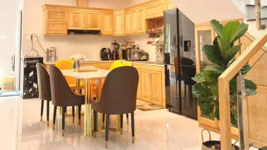 Ấm áp nhà phố tông màu vàng - xanh biển, trang trí nội thất gỗ