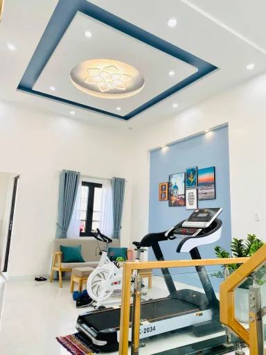 Phòng giải trí - Ấm áp nhà phố tông màu vàng - xanh biển, trang trí nội thất gỗ