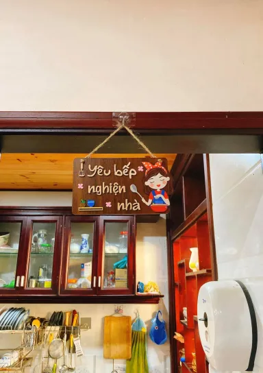 Phòng bếp - Nhà phố cổ Hội An kiến trúc cổ điển nổi bật với trần lát gỗ