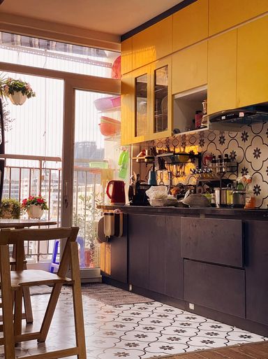  Phòng bếp, Lô gia - Chung cư nhỏ dùng điểm nhấn màu sắc giúp nhà trông rộng hơn 