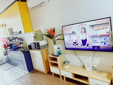 Phòng khách - Chung cư nhỏ dùng điểm nhấn màu sắc giúp nhà trông rộng hơn