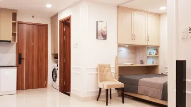Phòng ngủ Lối vào - Căn hộ phong cách tân cổ điển, nội thất cao cấp với tông màu trắng trang nhã 