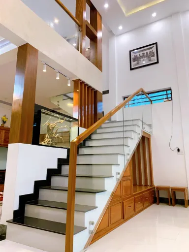Lối vào Cầu thang - Nhà ở quê kết hợp hiện đại - cổ điển của chàng trai xứ Huế