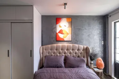 Phòng ngủ - Nhà phố nhỏ xinh được cải tạo đẹp lung linh với đèn spotlight