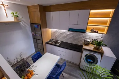 Phòng bếp Phòng ăn - Nhà phố nhỏ xinh được cải tạo đẹp lung linh với đèn spotlight