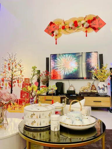 Phòng ngủ Phòng khách - Nhà phố xây lệch tầng được chăm chút trang trí theo mùa