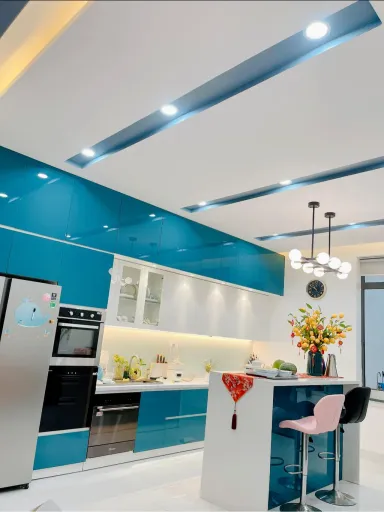 Phòng bếp - Nhà phố xây lệch tầng được chăm chút trang trí theo mùa