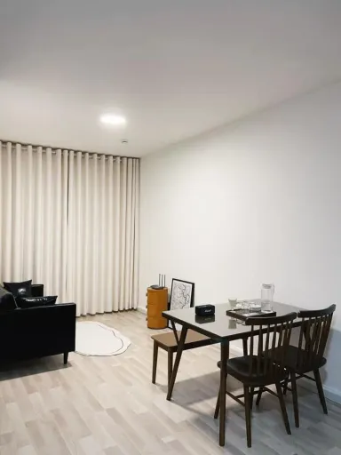 Phòng khách Phòng bếp Phòng ăn - Căn hộ phong cách tối giản cùng tông trắng - đen - vàng