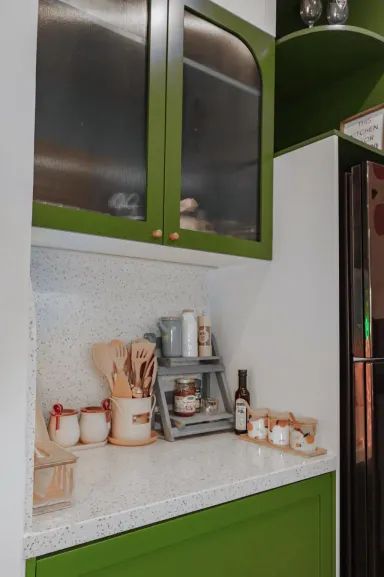 Phòng bếp - Câu chuyện tổ ấm đầu tiên màu cam cháy và xanh rêu