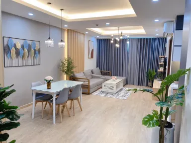 Phòng khách - Căn hộ tông xám với phong cách đơn giản, kết hợp chất liệu gỗ ấm áp