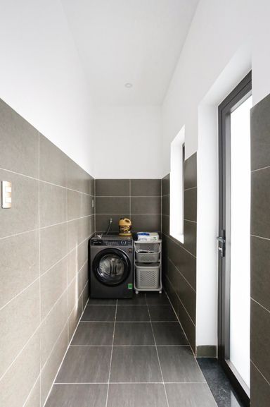  Phòng giặt - Nhà phố 80m2 xây kiểu Hiện đại, tối ưu không gian với tông màu xám - đen sang trọng 