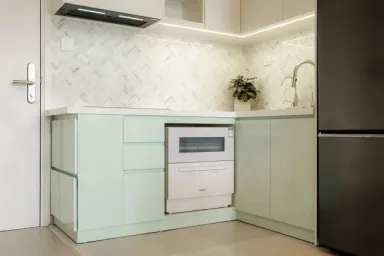 Phòng bếp - Tổ ấm 40m2 của vợ chồng 2 con phong cách Mid-century modern 