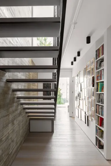 Lối vào Cầu thang - Căn hộ duplex 180m2 tại Israel với kết cấu “đảo ngược” độc đáo
