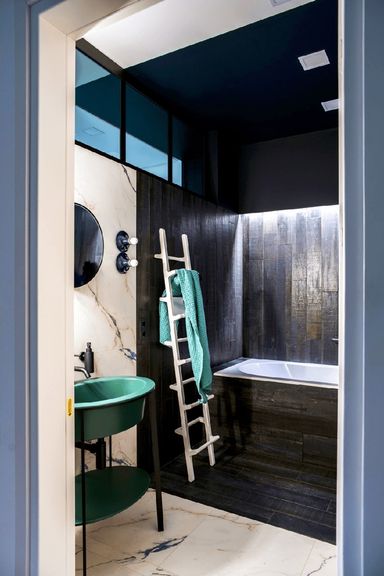  Phòng tắm - Căn hộ 62㎡ mang vẻ đẹp sang trọng, lộng lẫy với màu xanh lá đậm cổ điển  