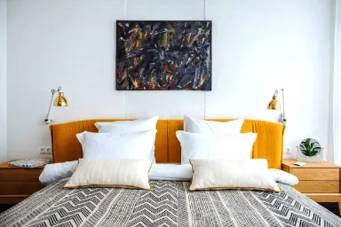 Phòng ngủ - Căn hộ 62㎡ mang vẻ đẹp sang trọng, lộng lẫy với màu xanh lá đậm cổ điển 
