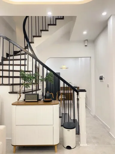 Lối vào Cầu thang - Nhà cũ 38m2 20 năm tuổi tại Hà Nội “vịt hóa thiên nga” sau cải tạo toàn diện Lối vào Cầu thang - Nhà cũ 38m2 20 năm tuổi tại Hà Nội “vịt hóa thiên nga” sau cải tạo toàn diện