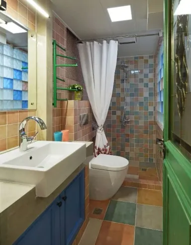 Phòng tắm - Tổ ấm 60m2 của gia đình 5 người trang trí màu xanh đỏ phối hợp nhiều phong cách độc đáo