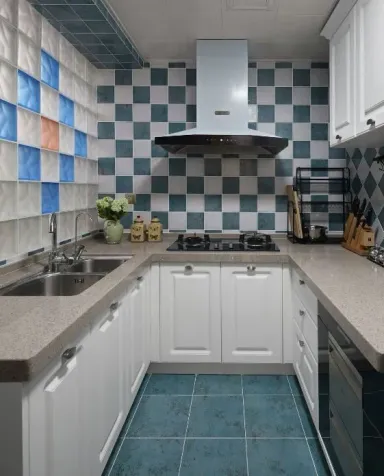 Phòng bếp - Tổ ấm 60m2 của gia đình 5 người trang trí màu xanh đỏ phối hợp nhiều phong cách độc đáo