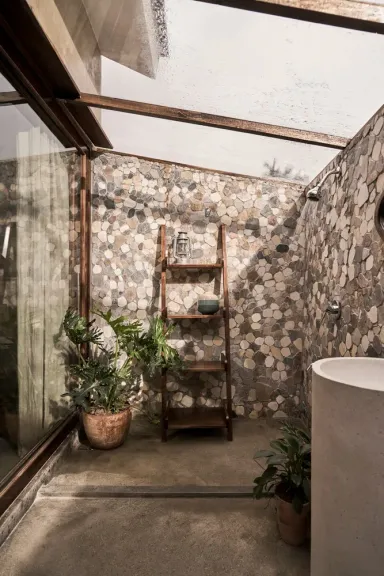 Sân vườn - Con xây nhà báo hiếu bố mẹ khang trang, vẫn giữ nét truyền thống mộc mạc tại Huế Sân vườn - Con xây nhà báo hiếu bố mẹ khang trang, vẫn giữ nét truyền thống mộc mạc tại Huế