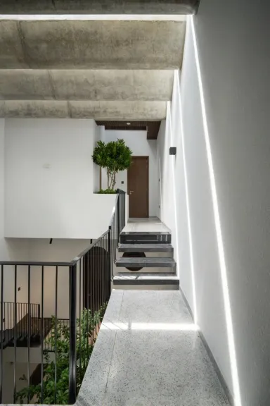Hành lang - Ngôi nhà 100m2 mái lam gỗ cách tân mát mẻ quanh năm tại Đà Nẵng Hành lang - Ngôi nhà 100m2 mái lam gỗ cách tân mát mẻ quanh năm tại Đà Nẵng