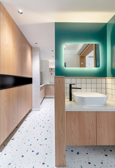  Phòng tắm - Tổ ấm đơn giản kiểu Scandinavian với màu gỗ và cam cháy ấm áp 
