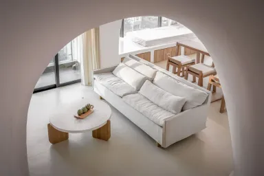 Phòng khách - Ngôi nhà với những bức tường cong độc đáo