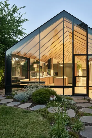 Lối vào Mặt tiền Sân vườn - Căn nhà bằng kính với thiết kế kiểu Minimalist - Nordic kết nối thiên nhiên